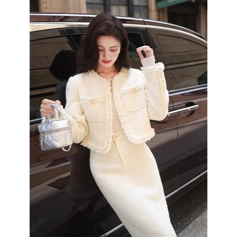 Women's Winter Little Fragrance Short Tweed Blazers Skirt Set Vintage Solid Color Round Neck Tassel Jacket Skirt Two-piece Set 240109