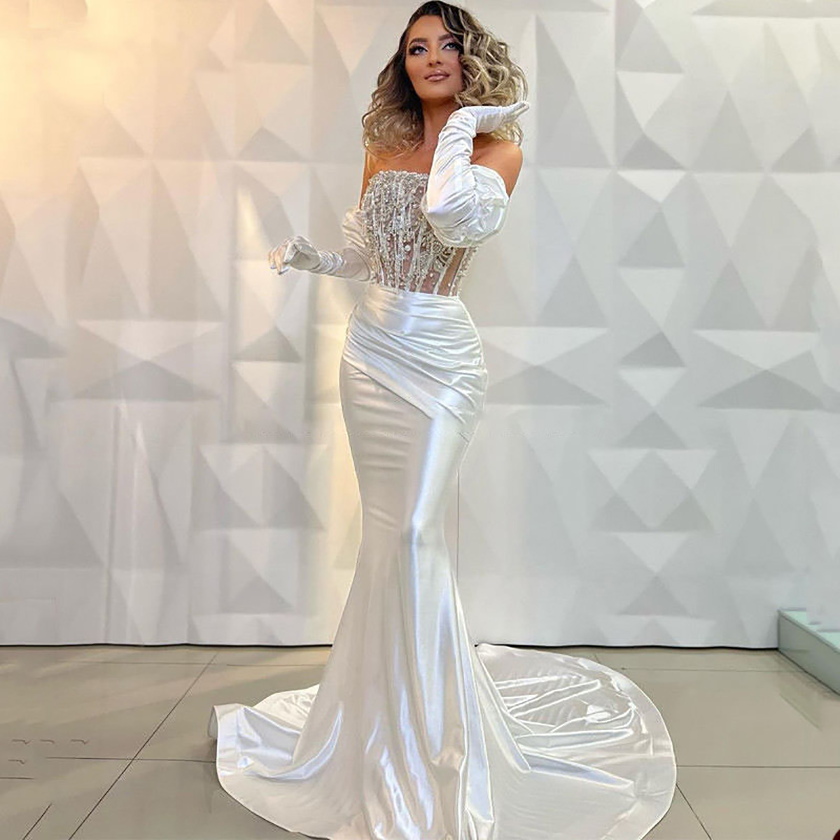 Elegant Strapless Pearl Mermaid Wedding Dresses Sequined Satin Bridal Gowns Sleeveless Beaded See Through Sweep Train Robe