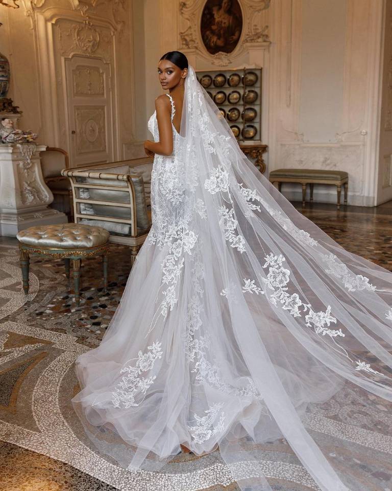 Simple Lace Mermaid Wedding Dresses Appliques Bridal Gowns Spaghetti Straps Sweetheart Neck See Through Backless Sweep Train Robe 0219