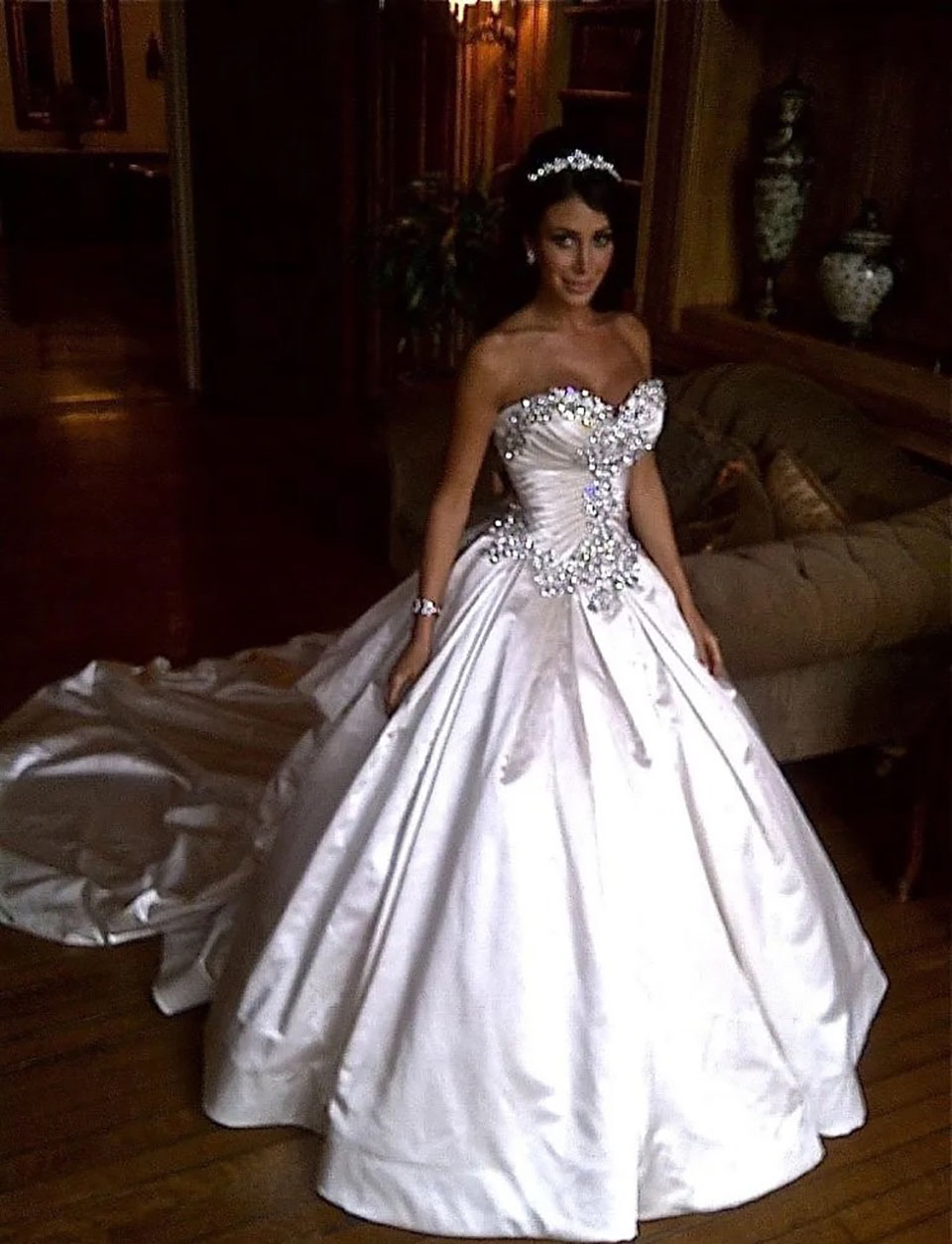 White Wedding Dresses Ivory Bridal Gowns A e or-Length Applique Custom Zipper Lace Up Plus Size New Sweetheart Sleeveless Satin Beaded Crystal