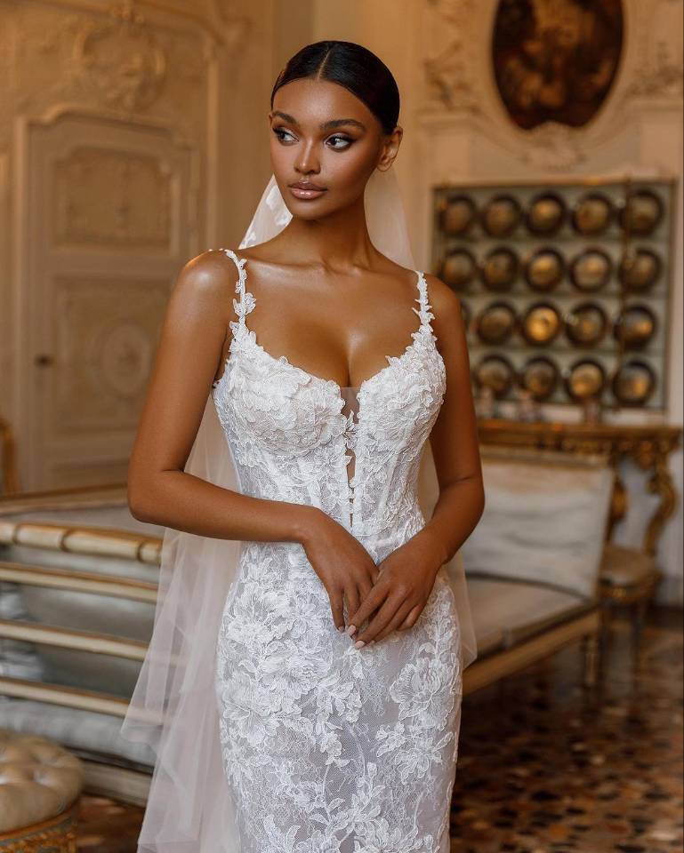 Simple Lace Mermaid Wedding Dresses Appliques Bridal Gowns Spaghetti Straps Sweetheart Neck See Through Backless Sweep Train Robe 0219