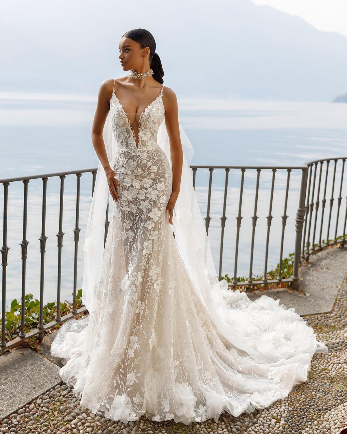 Mermaid Wedding Chic Dresses Lace Bridal Gowns 3D-Ral Appliques Deep V Neck Backless Illusion Sweep Train Robe