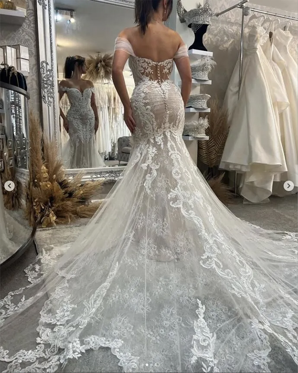 2023 Gorgeous Mermaid Wedding Dresses Bridal Gown Lace Applique Off the Shoulder Straps Ruffles Covered Buttons Custom Made Sweep Train Vestidos de no