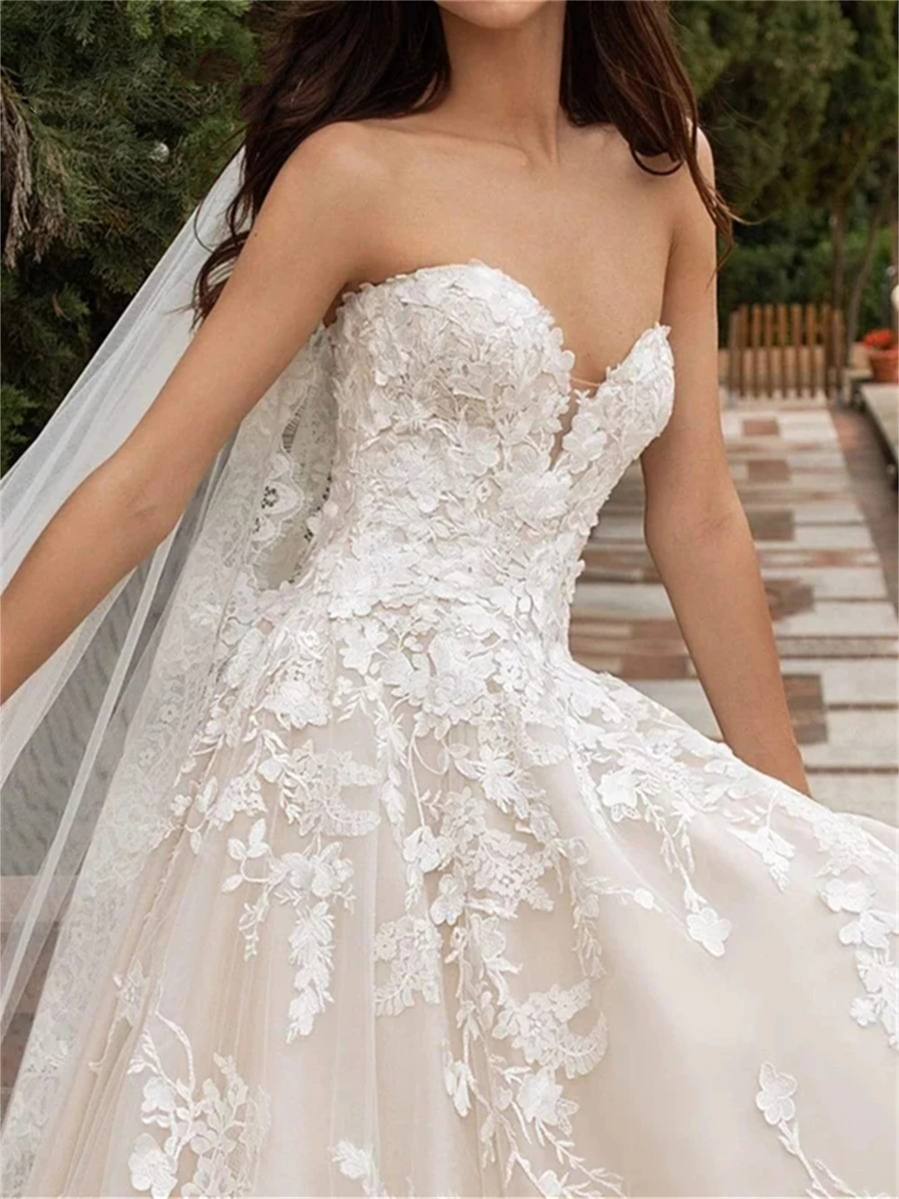 e Lace Appliques A Romantic Wedding Dress for Bride Sweetheart Necke Sleeveless Bohemian Bridal Gowns Court Train Chic Garden Tulle Long Formal Dresse