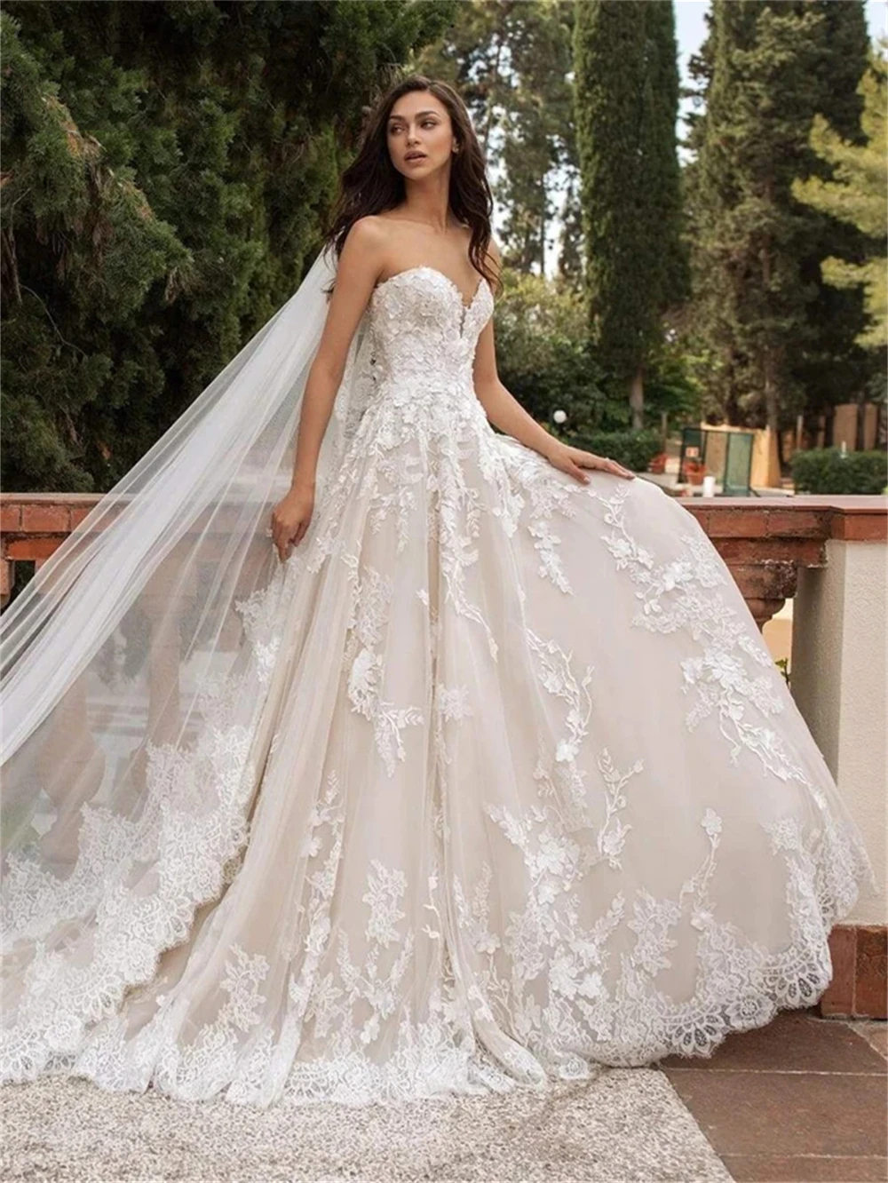 e Lace Appliques A Romantic Wedding Dress for Bride Sweetheart Necke Sleeveless Bohemian Bridal Gowns Court Train Chic Garden Tulle Long Formal Dresse