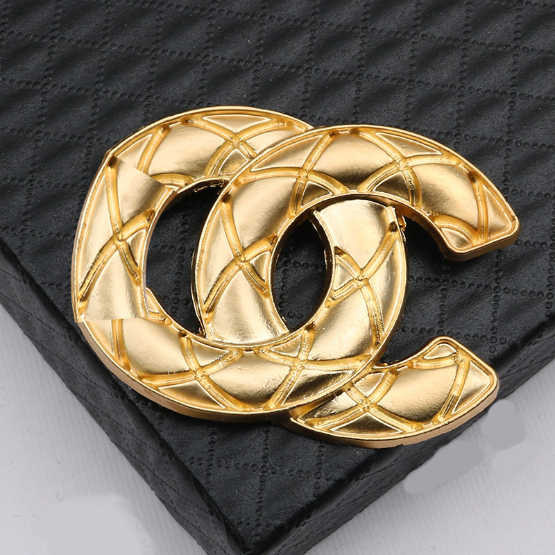 Designer Gold-Plated Pin Brooches Fashion Style Girl Plaid Brooch Premium Gift Couple Family Wedding Party Jewelry Accessory