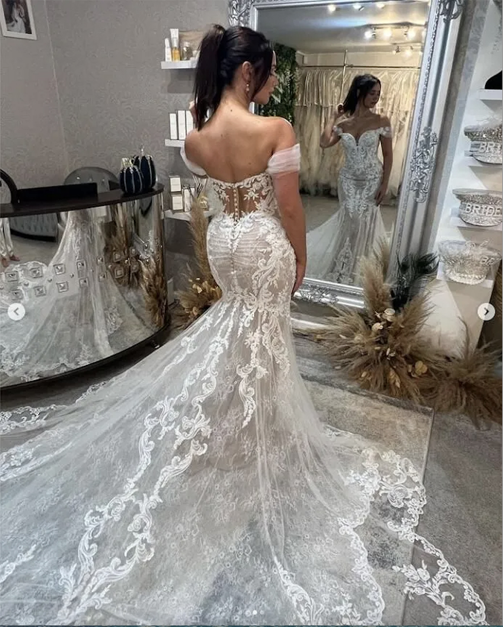 2023 Gorgeous Mermaid Wedding Dresses Bridal Gown Lace Applique Off the Shoulder Straps Ruffles Covered Buttons Custom Made Sweep Train Vestidos de no