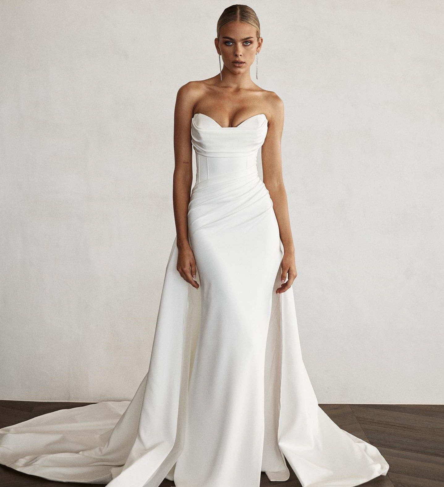 2024 African Sexy Wedding Dresses Bridal Gowns Sweetheart Satin Overskirts Vintage Mermaid Sleeveless Custom Detachable Train Side Split 0513