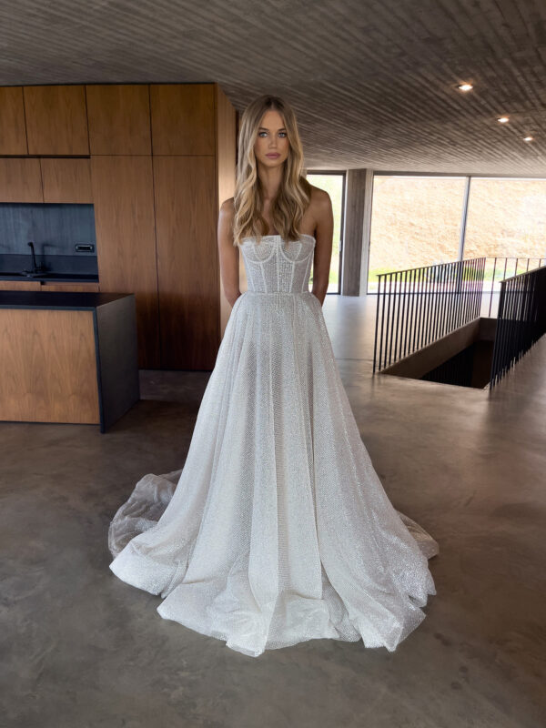 Boho A Line Wedding Dresses Bone Bodice Strapless Sequins Dress Slit Backless Glitter Designer Wedding Bridal Gowns 0616