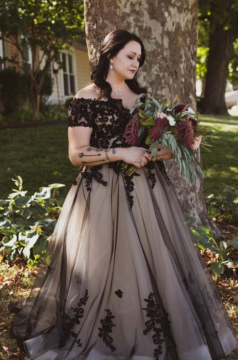 Vintage Black And Champagne A Line Garden Wedding Dress For Bride Lace Appliques V-Neck Plus Size Bridal Gowns Floor Length Short Sleeves Gothic Vesti
