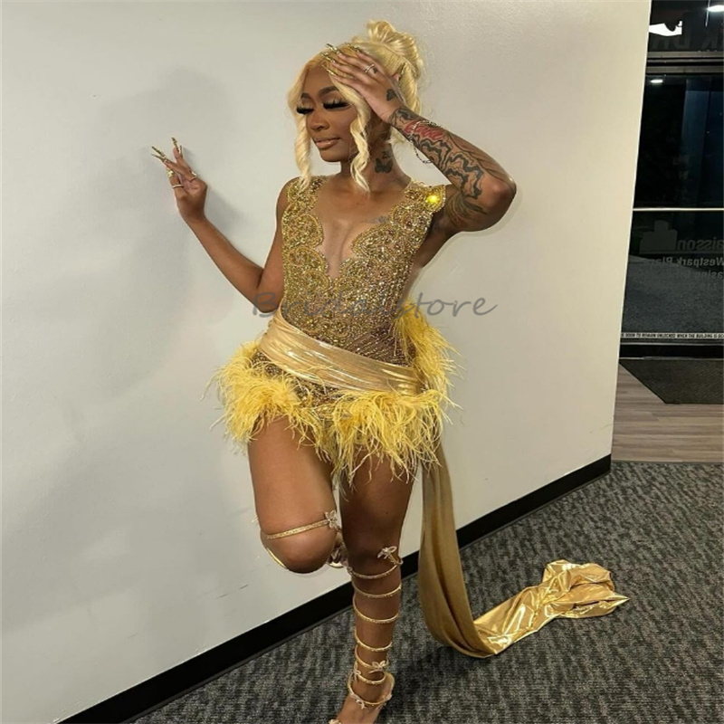 Black Girls Diamond Prom Dress With Feather Luxury Rhinestone Crystal Gold Evening Dress 2024 Baddie Short Formal Homecoming Cocktail Party Dress 2024