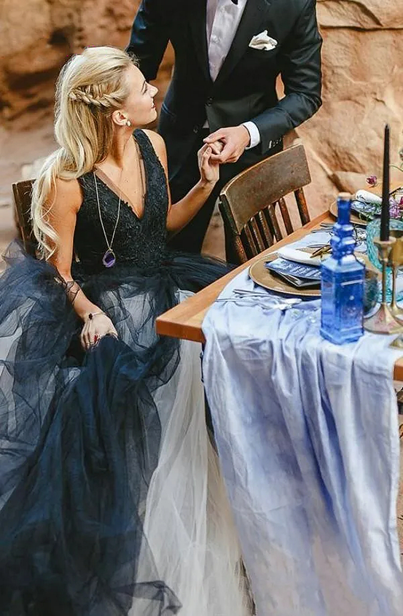 Vintage Black And White Tulle Wedding Dresses V-Neck Sexy Backless Long Ball Gown Court Train Gothic Bride Dress
