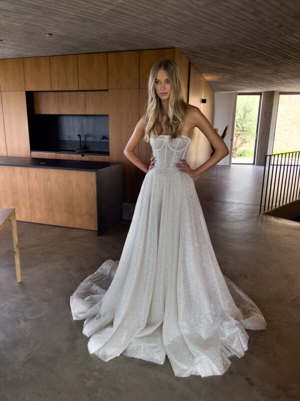 Boho A Line Wedding Dresses Bone Bodice Strapless Sequins Dress Slit Backless Glitter Designer Wedding Bridal Gowns 0616