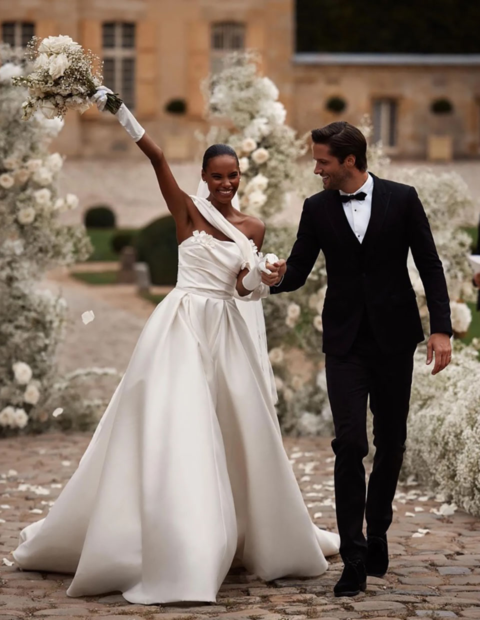 White Wedding Dresses Ivory Bridal Gowns A Line Floor-Length Custom Zipper Lace Up Plus Size New Satin Sleeveless Off-Shoulder 3D Floral Appliques