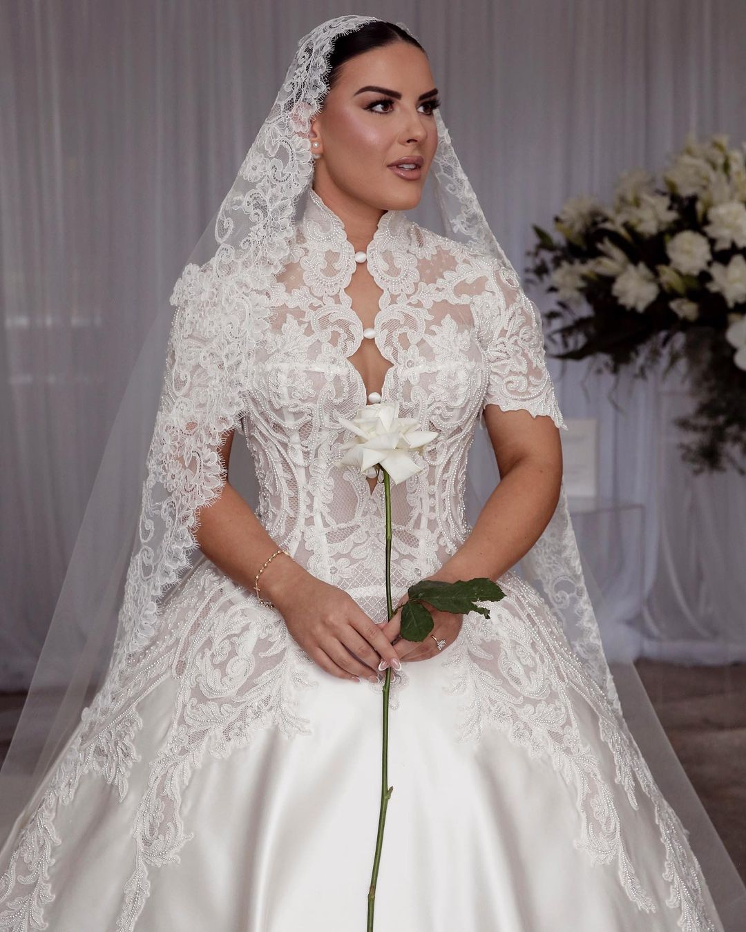 Classic Lace A-Line Wedding Dress Soft Sexy V-Neck Short Sleeve Ball Gown Plus Size Brush Train Bridal Gowns Dress Vestido De Novia Size Customized D-