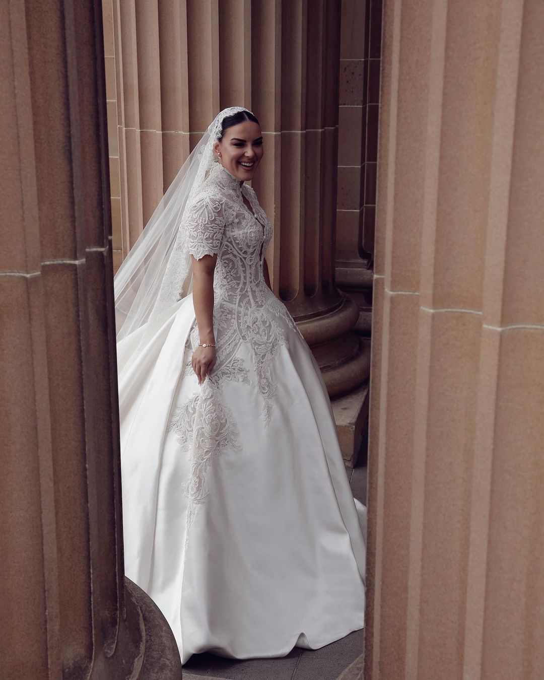 Classic Lace A-Line Wedding Dress Soft Sexy V-Neck Short Sleeve Ball Gown Plus Size Brush Train Bridal Gowns Dress Vestido De Novia Size Customized D-