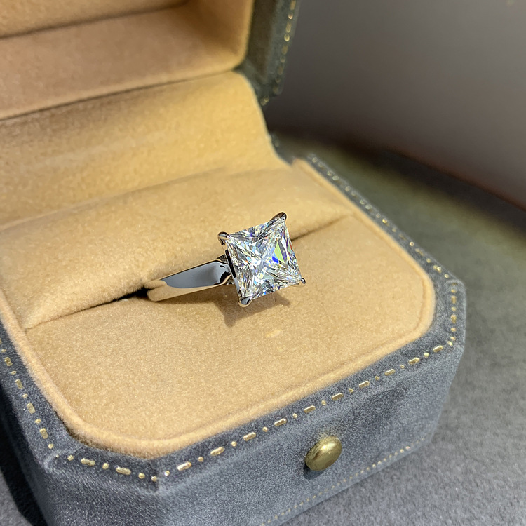 2024 Top Sell Wedding Rings Luxury Jewelry Solitaire Real 100% 925 Sterling Silver Princess Cut White Moissanite Diamond Gemstones Party Women Engagem