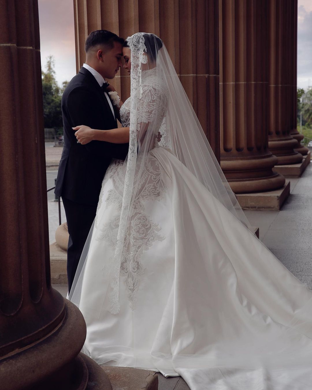 Classic Lace A-Line Wedding Dress Soft Sexy V-Neck Short Sleeve Ball Gown Plus Size Brush Train Bridal Gowns Dress Vestido De Novia Size Customized D-