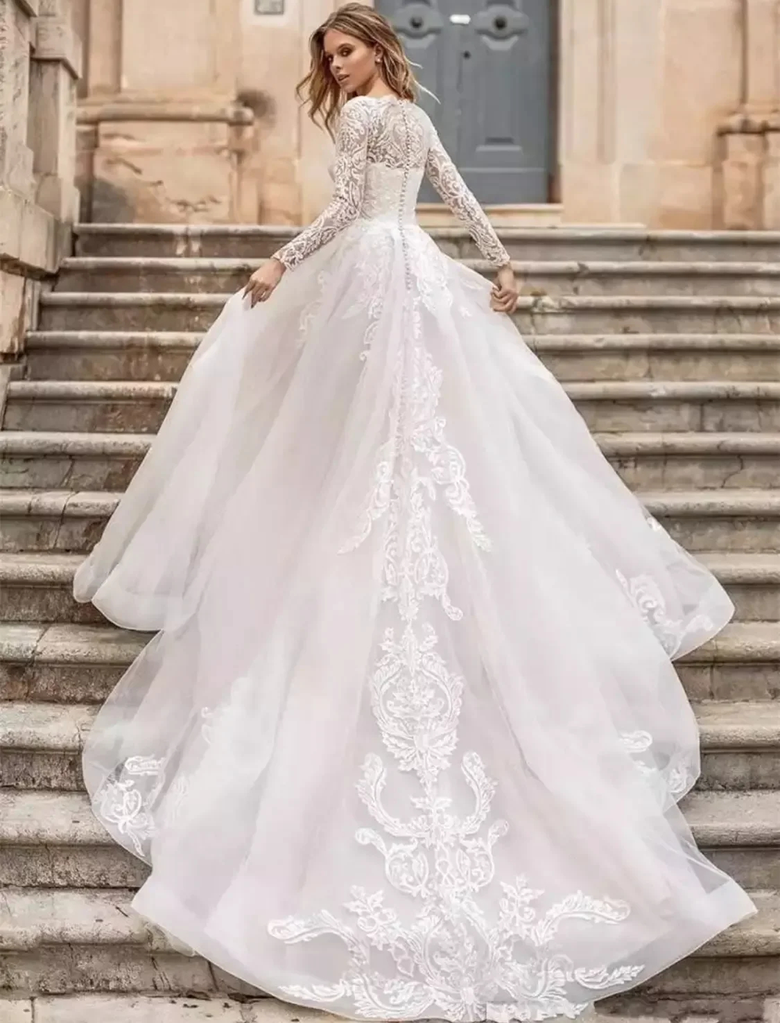 Ivory Tulle Long Sleeves Princess Wedding Dress A Line Gorgeous Bridal Gowns Lace Appliques Crew Neck Dubai Modest Chapel Bride Dresses Custom Made