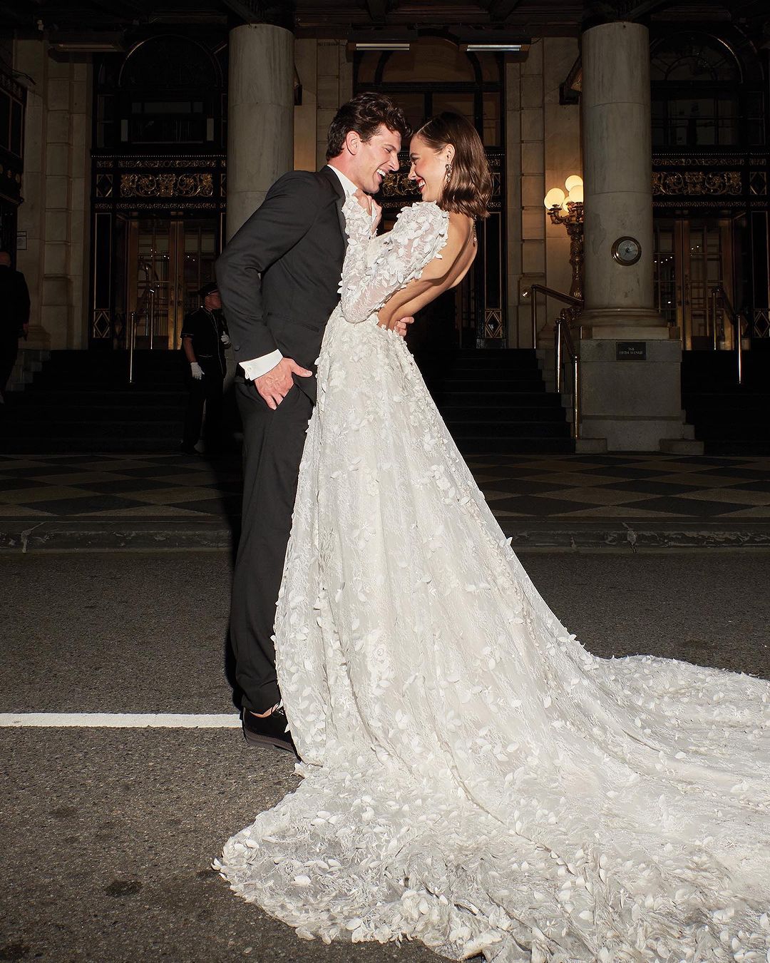 Simple Lace A Line Wedding Dress Sexy Applique Backless Saudi Arabic Full Sleeve Bridal Gown Custom Made