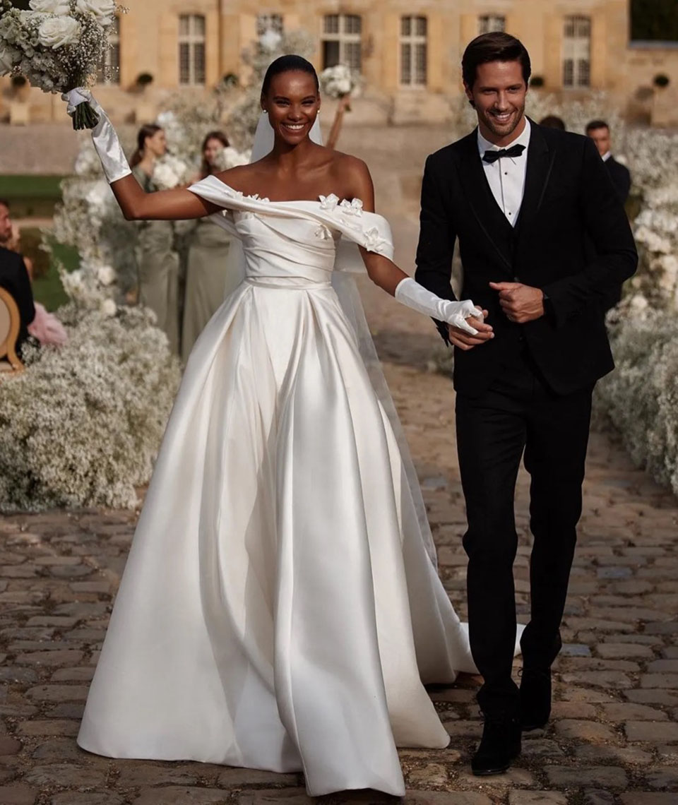 White Wedding Dresses Ivory Bridal Gowns A Line Floor-Length Custom Zipper Lace Up Plus Size New Satin Sleeveless Off-Shoulder 3D Floral Appliques