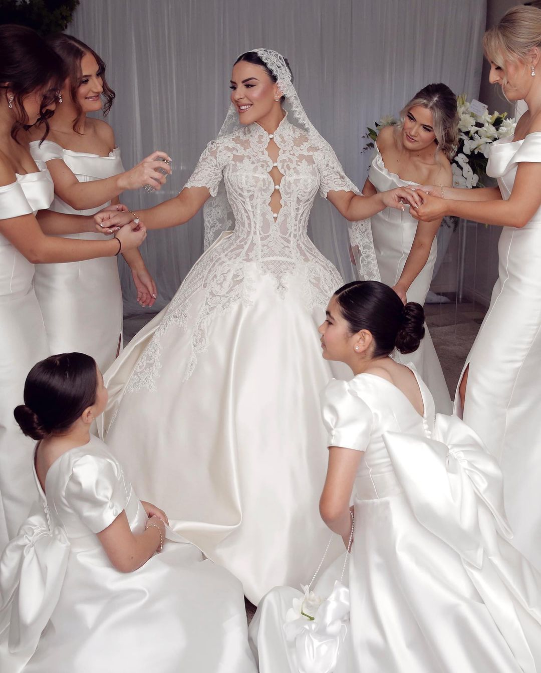 Classic Lace A-Line Wedding Dress Soft Sexy V-Neck Short Sleeve Ball Gown Plus Size Brush Train Bridal Gowns Dress Vestido De Novia Size Customized D-