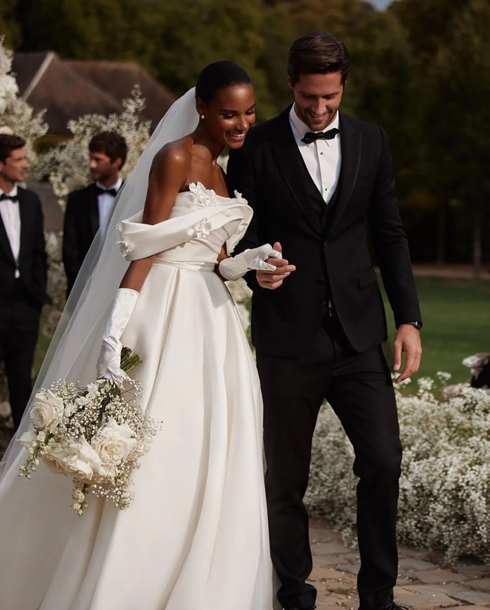 White Wedding Dresses Ivory Bridal Gowns A Line Floor-Length Custom Zipper Lace Up Plus Size New Satin Sleeveless Off-Shoulder 3D Floral Appliques
