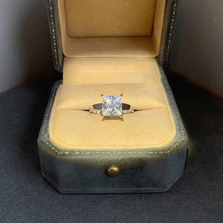 2024 Top Sell Wedding Rings Luxury Jewelry Solitaire Real 100% 925 Sterling Silver Princess Cut White Moissanite Diamond Gemstones Party Women Engagem