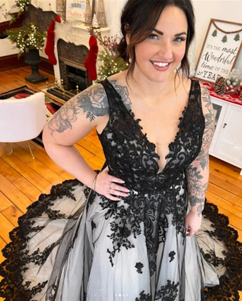 Black And White A Line Wedding Dresses Lace Appliques Long Gothic Bridal Gowns Sleeveless V-Neck Backless Plus Size Bride Dress Custom Made 2024