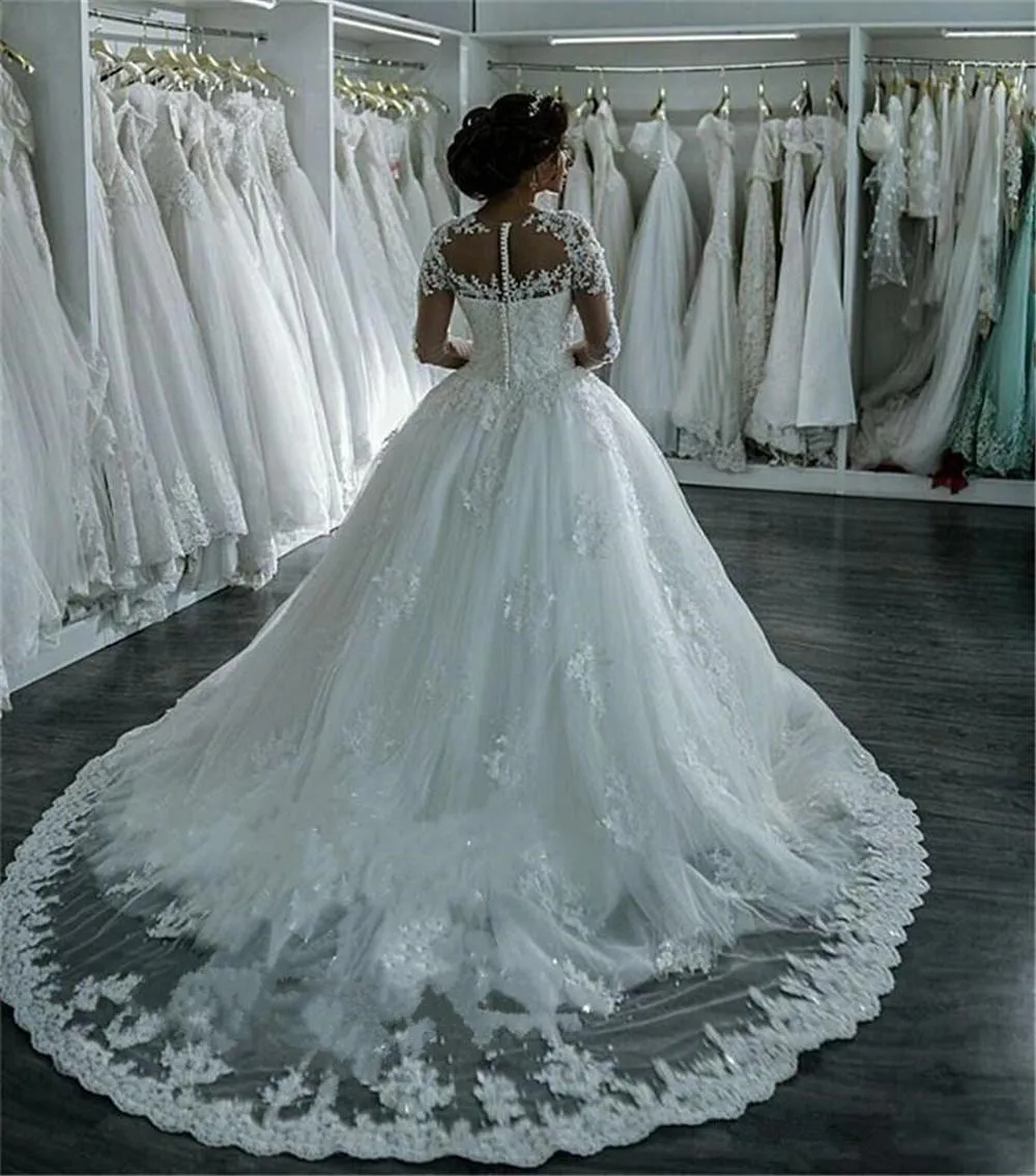 2024 Princess Long Sleeves Ball Gown Wedding Dresses Lace Appliques Beaded Arabic Dubai Ivory Tulle Bridal Gowns Back Buttons Chapel Train Robe De Mar