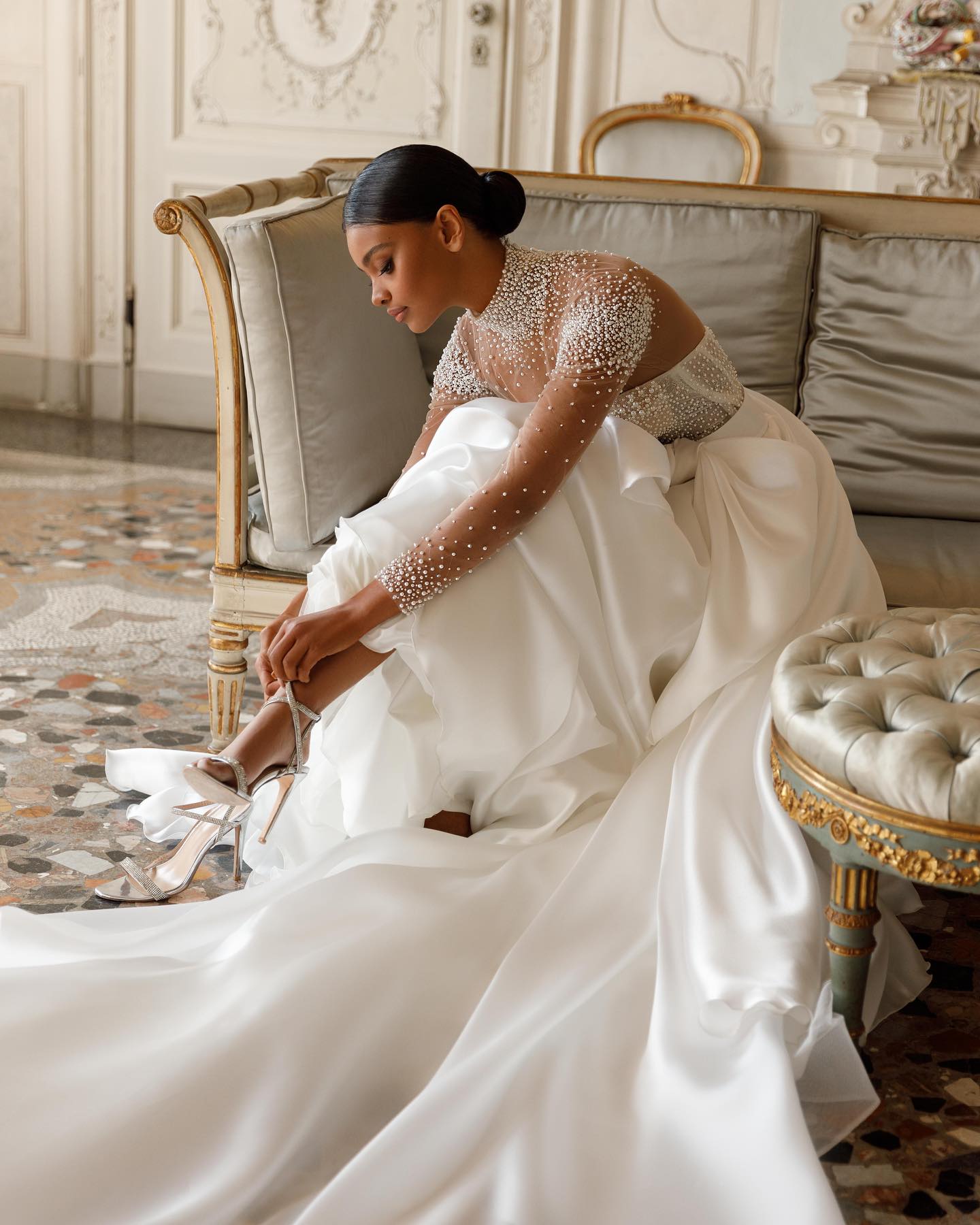 Elegant Pearls A Line Wedding Dresses High Collar Long Sleeve Satin Bridal Gown Bow Tie Belt Court Train robe de mariage