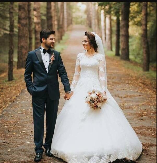 Country Wedding Dresses v neck ball Gown sheer illusion Long Sleeves bride growns Floor Length With Lace Applique Plus Size Wedding Gowns