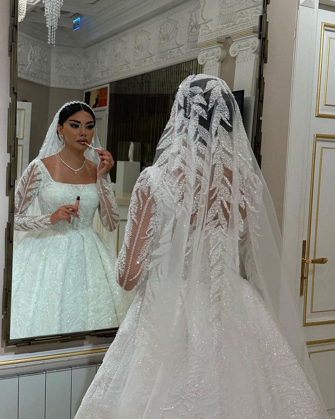 Elegant A Line Women Wedding Dress Square Collar Long Sleeves Bridal Gowns Sequins Appliques Lace Up Sweep Train Dress Custom Made