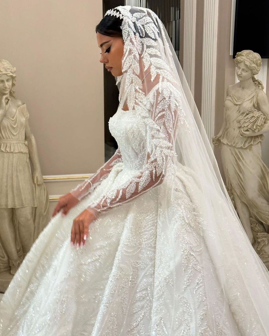 Elegant A Line Women Wedding Dress Square Collar Long Sleeves Bridal Gowns Sequins Appliques Lace Up Sweep Train Dress Custom Made