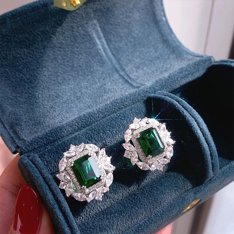 2024 Stud Earrings 925 Sterling Silver Princess Cut Emerald Zircon CZ Diamond Luxury Jewelry High Quality Party Eternity Women Bridal Earring For Love