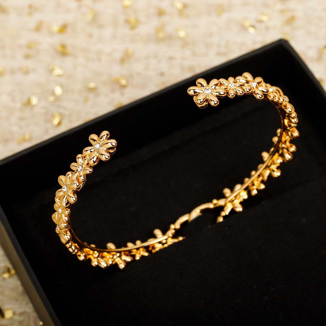 Luxury quality opened bangle with sparkly diamond in 18k gold plated have box stamp PS3792A