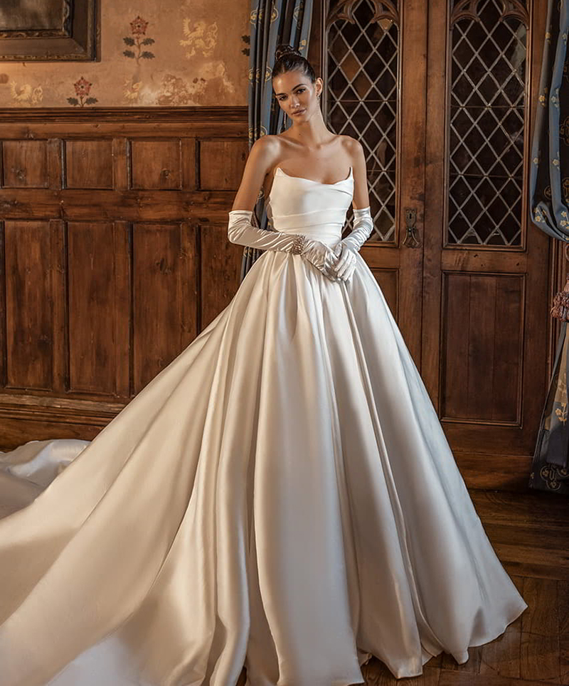 Elegant Princess Wedding Dresses Strapless Bridal Gowns Satin Backless Sleeveless A Line Bride Dresses Custom Made