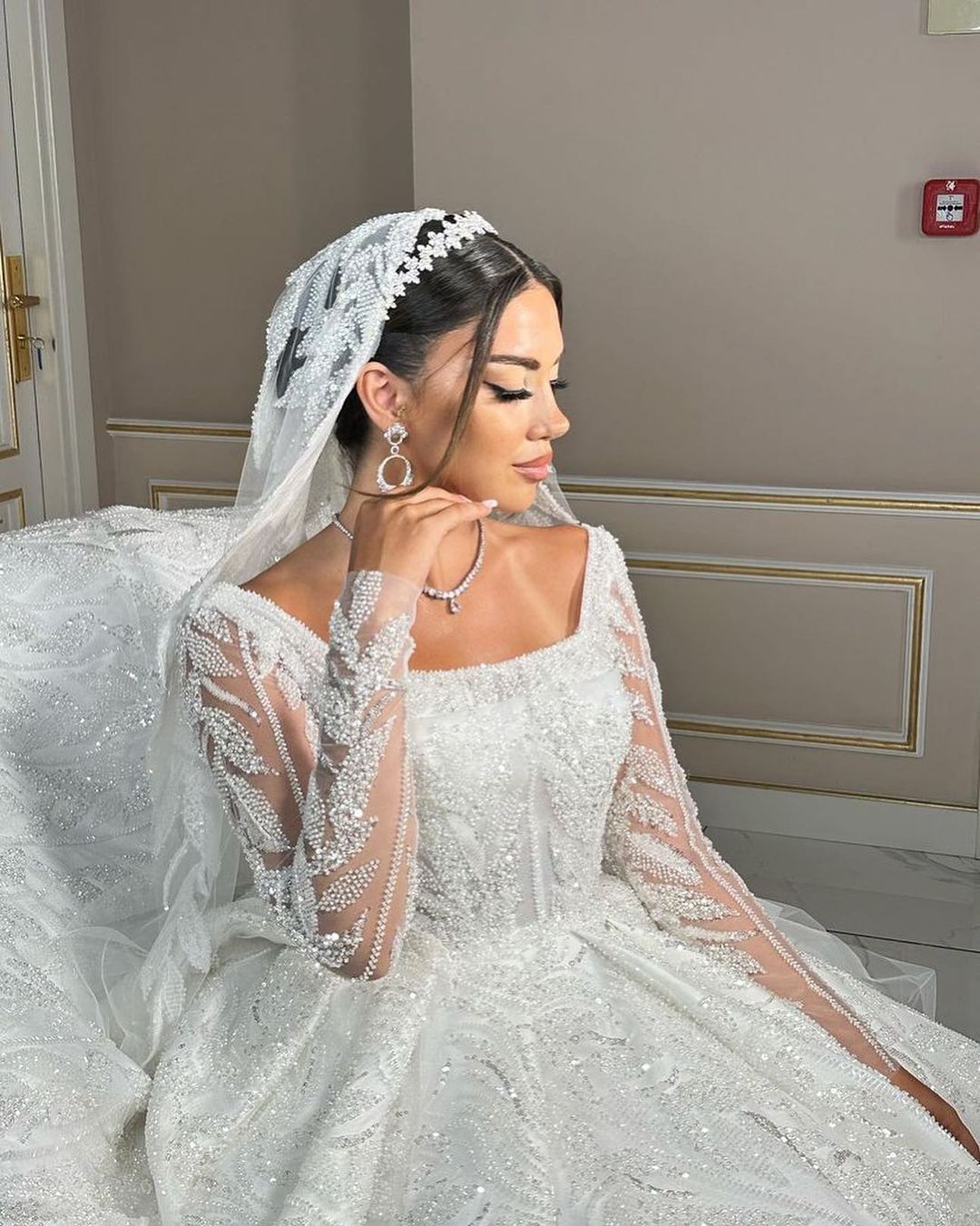 Elegant A Line Women Wedding Dress Square Collar Long Sleeves Bridal Gowns Sequins Appliques Lace Up Sweep Train Dress Custom Made