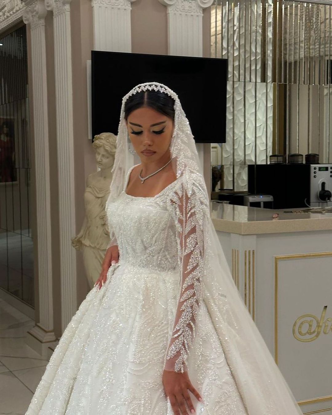 Elegant A Line Women Wedding Dress Square Collar Long Sleeves Bridal Gowns Sequins Appliques Lace Up Sweep Train Dress Custom Made