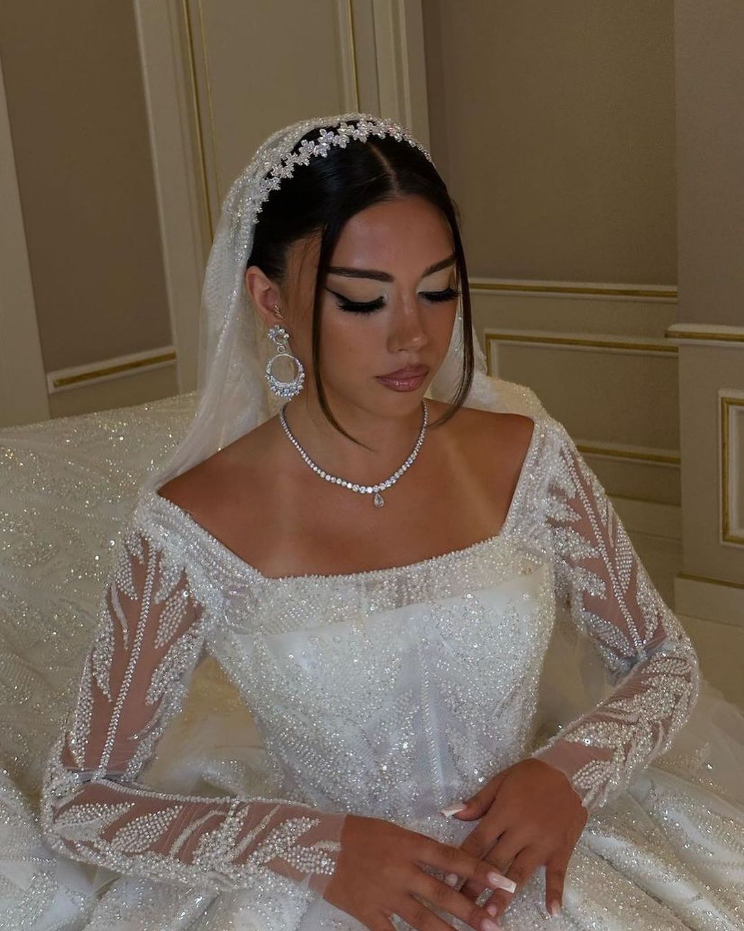 Elegant A Line Women Wedding Dress Square Collar Long Sleeves Bridal Gowns Sequins Appliques Lace Up Sweep Train Dress Custom Made