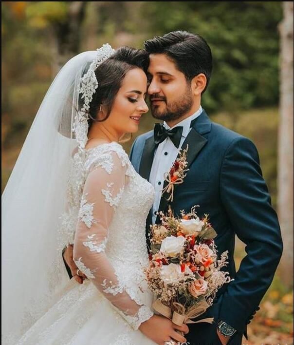 Country Wedding Dresses v neck ball Gown sheer illusion Long Sleeves bride growns Floor Length With Lace Applique Plus Size Wedding Gowns