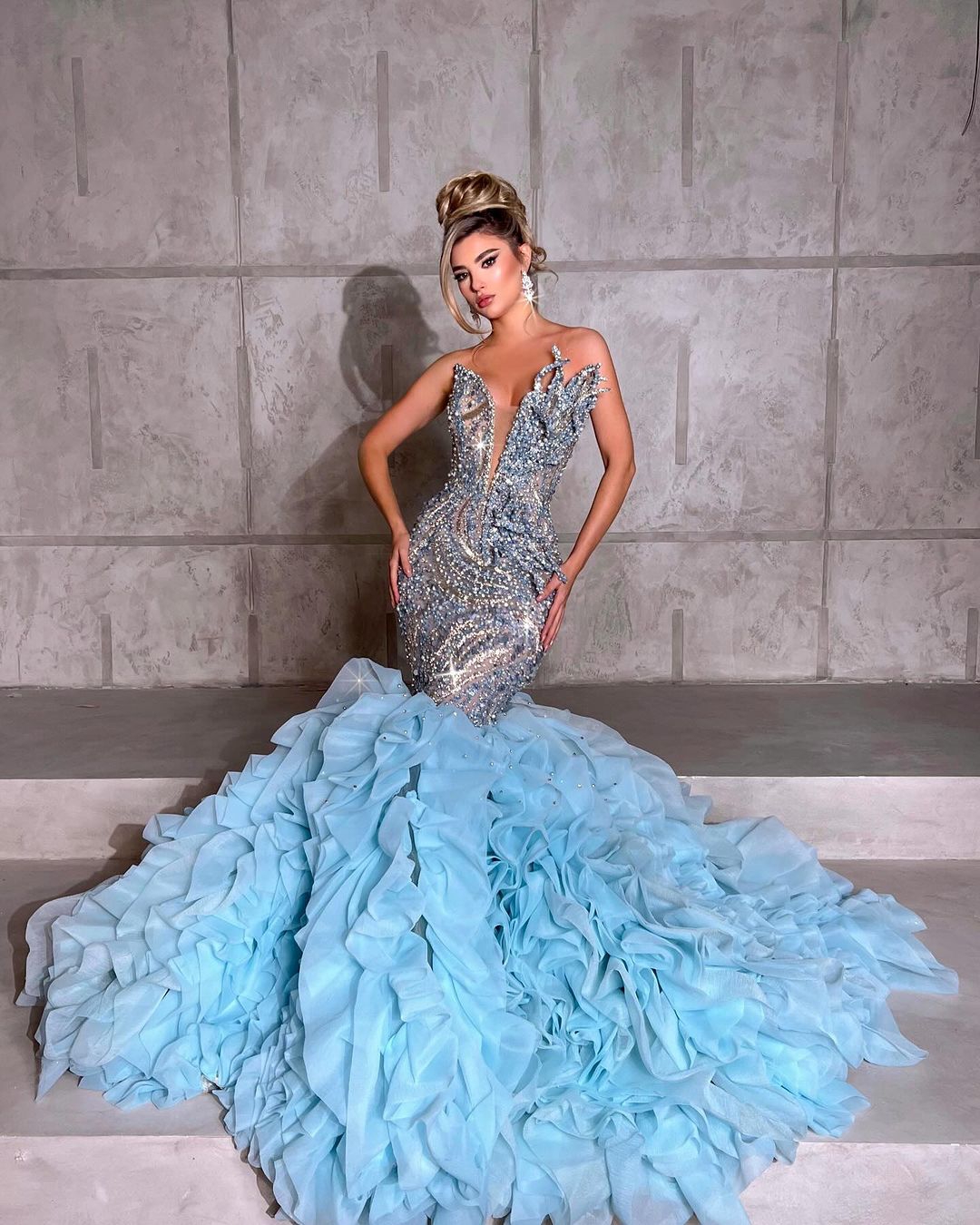Gorgeous Mermaid Women Evening Dresses Strapless Sleeveless Prom Gowns Appliques Sequins Beads Ruffle Dress For Party Custom Made