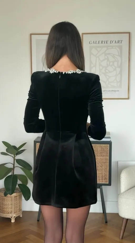 Fashion Velvet Uneck Pleated Mini Dress For Women Flower Decor Long Sleeve Aline Dresses 2024 Lady Chic Prom Party Vestidos 240115