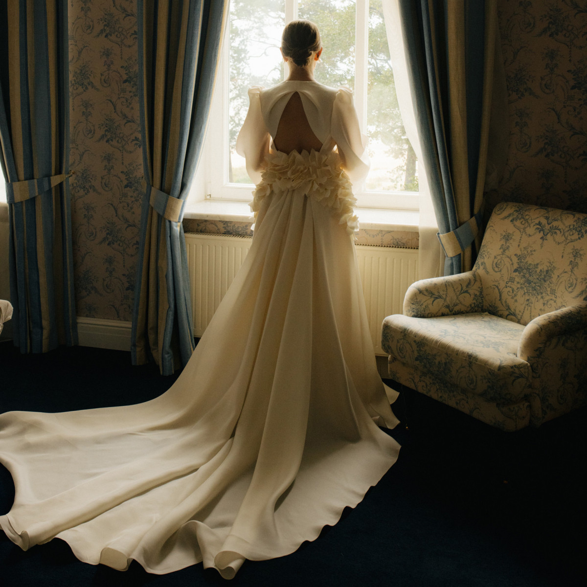 Vintage Long Puffy Sleeves Wedding Dresses Bridal Gown High Split Ruched With 3D Flower Country Wedding Gowns