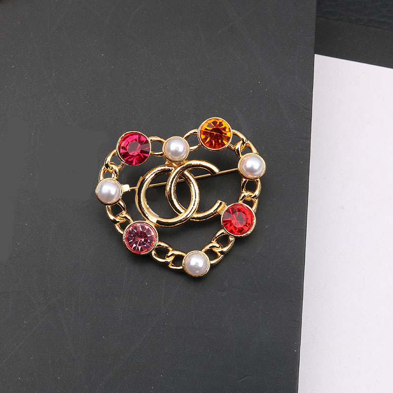 Fashion Pin Style Brooches Designer Gold-Plated Girl Elegant Heart-Shape Brooch Premium Gift Wedding Party Jewelry Accessory