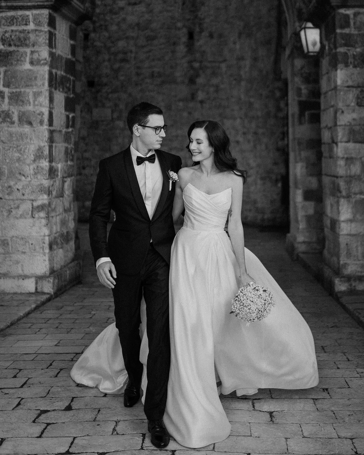 Elegant 2024 Satin Wedding Dresses Bridal Gowns Sweetheart Side Split Ruched Beach Boho Bride Dress with Detachable Sleeve