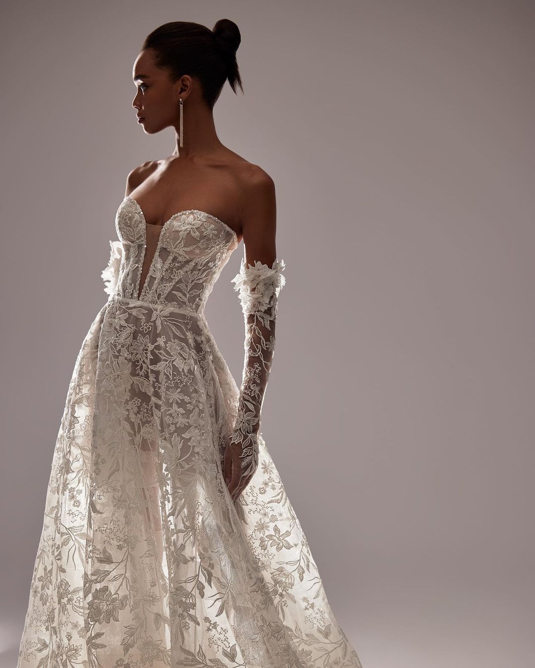 Fancy Princess Wedding Dresses Lace A Line Strapless Bridal Gowns Illusion Sleeveless Sequins Bride Dresses Custom Made