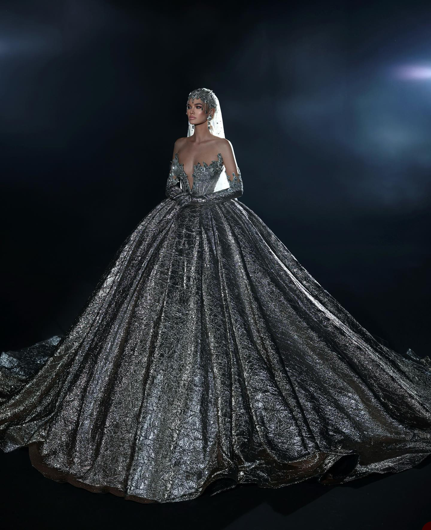 Romantic Wedding Princess Strapless Bridal Ball Gowns Crystal Deep V Neck Sleeveless Bride Dresses Custom Made 0218