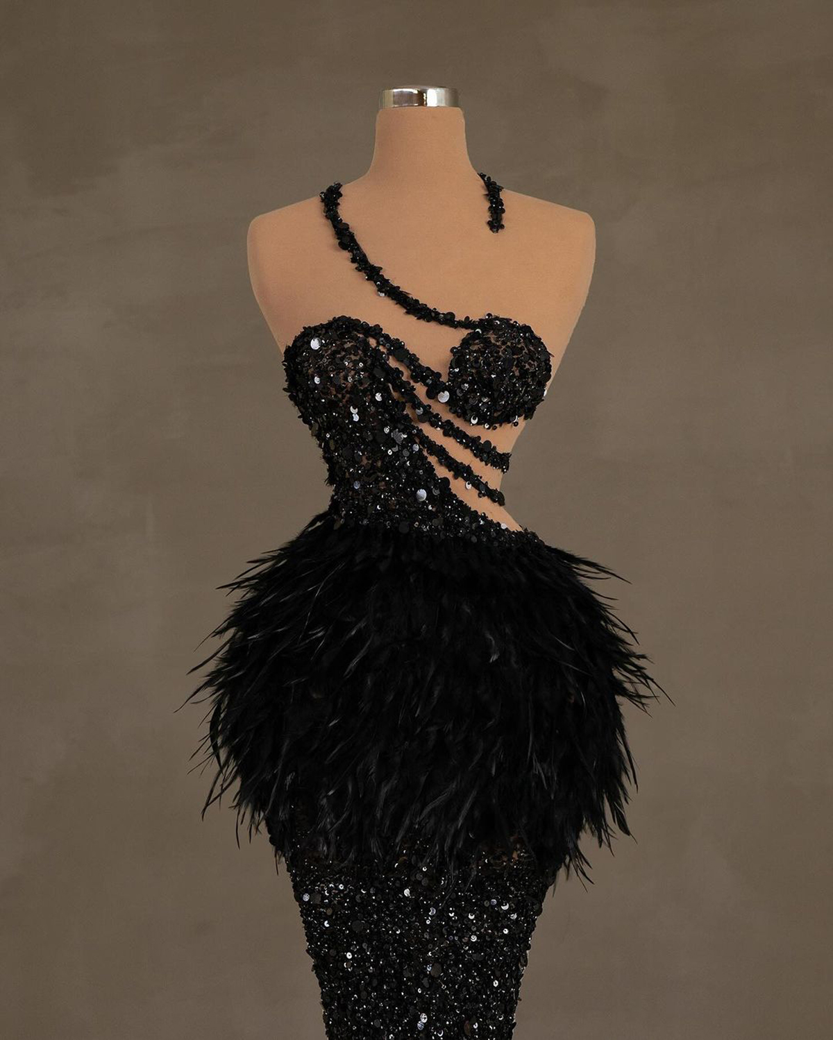 Evening Mermaid Feather Halter Prom Gowns Sleeveless Sequins Beaded Formal Ocn Party Dresses Custom Made