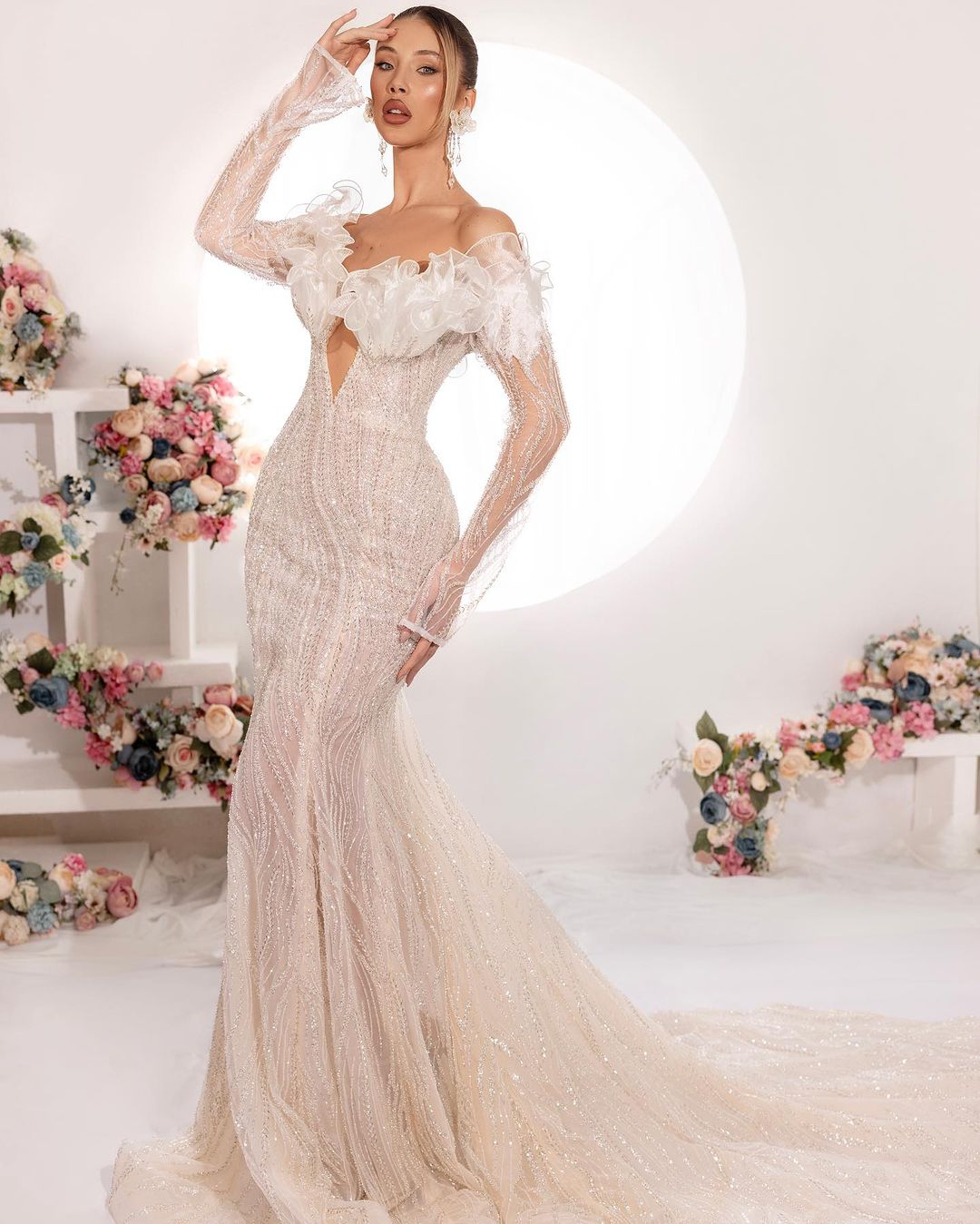 Gorgeous Lace Mermaid Lace Wedding Dresses Elegant Sheer V Neck Pleat Wedding Gown Sweep Train Bridal Vestidos